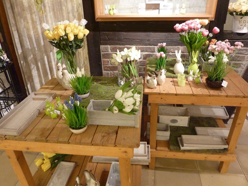 Holzdeko-Tische mit Blumen und Frühlingsdekoration